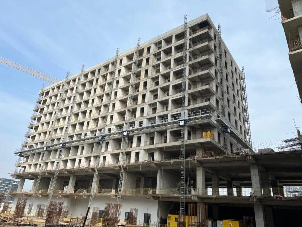 İstanbul'da bina dış cephesine kurulmuş hareketli platform iskele sistemleri